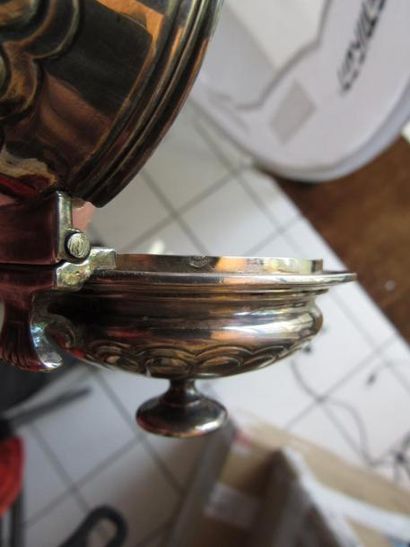 Cafetière en argent. Modèle de style Louis...