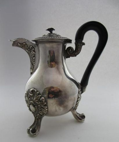 Cafetière en argent. Modèle uni, pansu posant...