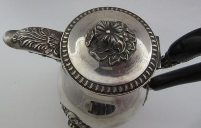 Cafetière en argent. Modèle uni, pansu posant...
