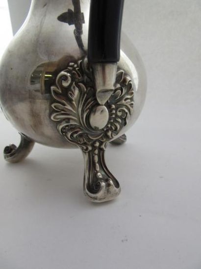 Cafetière en argent. Modèle uni, pansu posant...