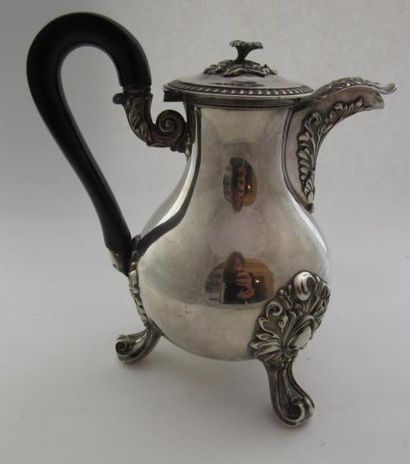 Cafetière en argent. Modèle uni, pansu posant...