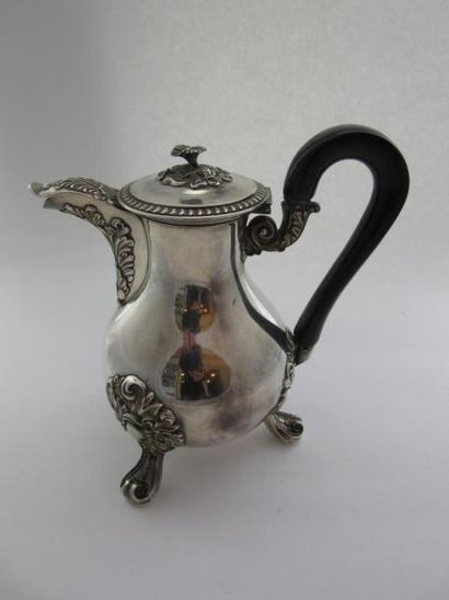 Cafetière en argent. Modèle uni, pansu posant...