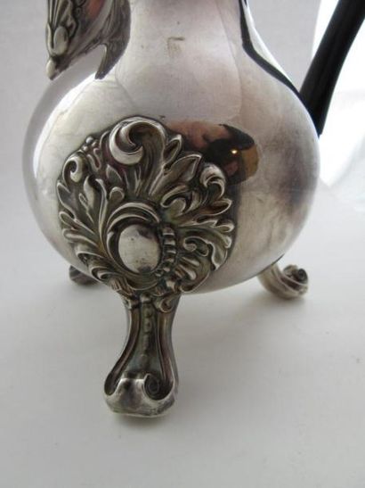 Cafetière en argent. Modèle uni, pansu posant...