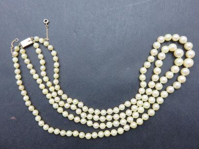 Collier composé d'un double rangs de perles...