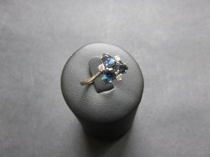 Bague or gris 750 millièmes ornée de trois...