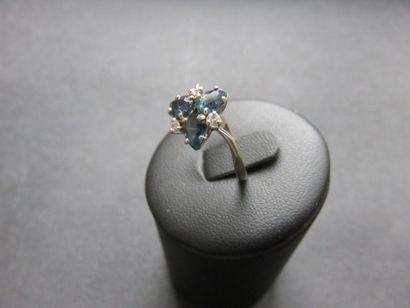 Bague or gris 750 millièmes ornée de trois...