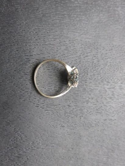 Bague or gris 750 millièmes ornée de trois...