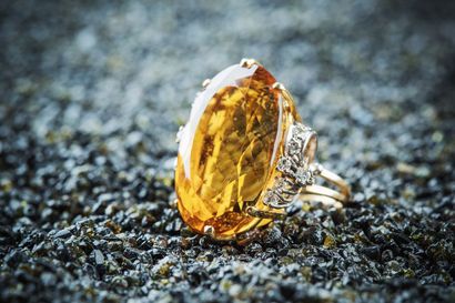 Bague or jaune 750 millièmes et platine ornée...