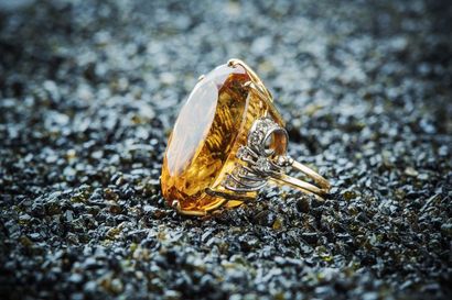 Bague or jaune 750 millièmes et platine ornée...
