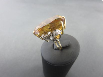 Bague or jaune 750 millièmes et platine ornée...