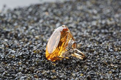 Bague or jaune 750 millièmes et platine ornée...