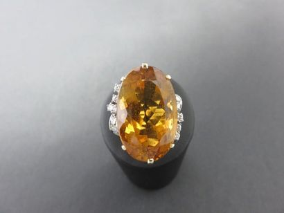Bague or jaune 750 millièmes et platine ornée...
