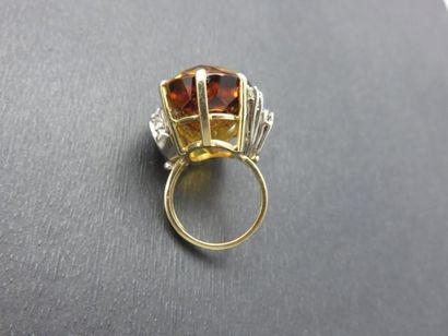 Bague or jaune 750 millièmes et platine ornée...