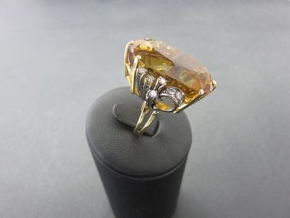 Bague or jaune 750 millièmes et platine ornée...