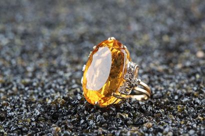 Bague or jaune 750 millièmes et platine ornée...