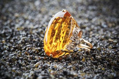 Bague or jaune 750 millièmes et platine ornée...