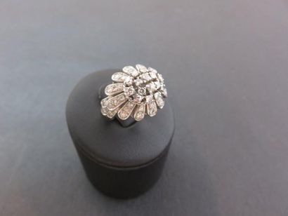 Bague or gris 750 millièmes et platine, ornée...