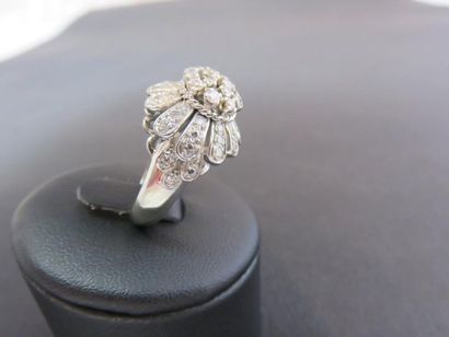 Bague or gris 750 millièmes et platine, ornée...