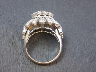 Bague or gris 750 millièmes et platine, ornée...
