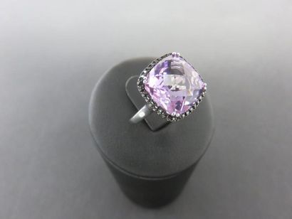 Bague or gris 750 millièmes ornée d'une améthyste...