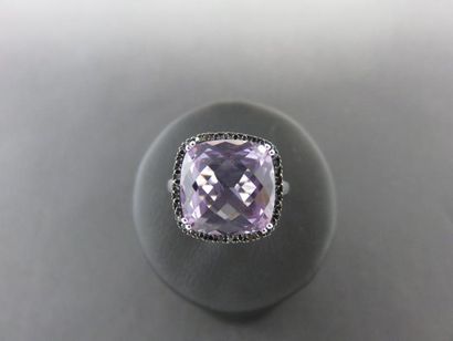 Bague or gris 750 millièmes ornée d'une améthyste...