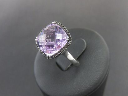Bague or gris 750 millièmes ornée d'une améthyste...