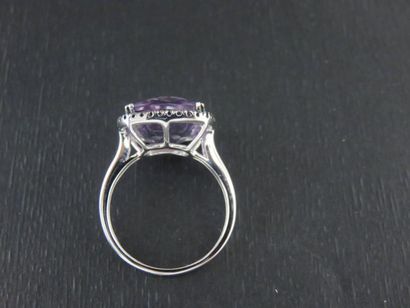 Bague or gris 750 millièmes ornée d'une améthyste...