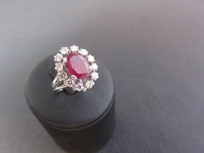Bague or gris 750 millièmes ornée au centre...
