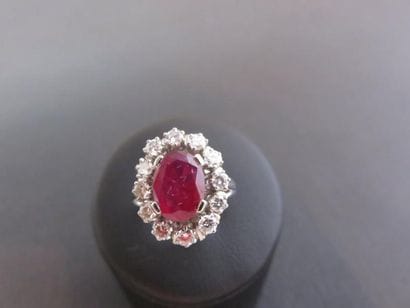 Bague or gris 750 millièmes ornée au centre...