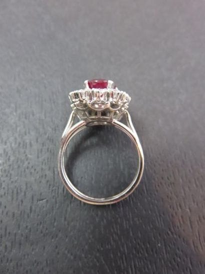 Bague or gris 750 millièmes ornée au centre...