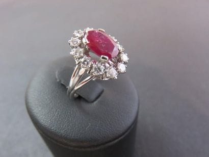 Bague or gris 750 millièmes ornée au centre...