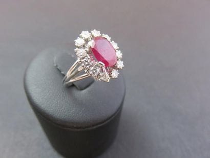Bague or gris 750 millièmes ornée au centre...