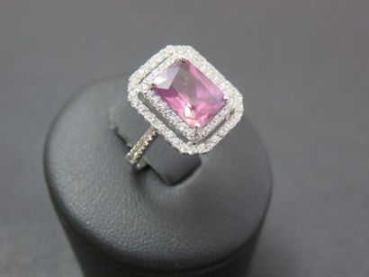 Bague de forme rectangulaire à pans coupés...