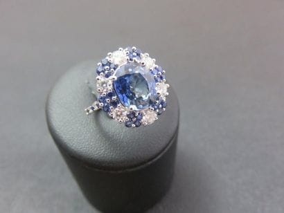 Bague or gris 750 millièmes sertie d'un saphir...