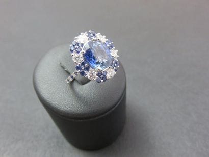 Bague or gris 750 millièmes sertie d'un saphir...