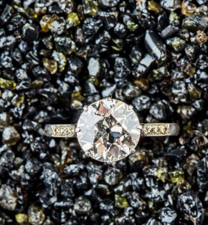 Bague platine ornée au centre d'un diamant...