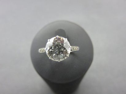 Bague platine ornée au centre d'un diamant...
