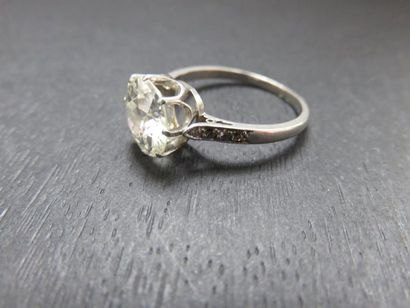 Bague platine ornée au centre d'un diamant...