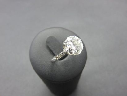 Bague platine ornée au centre d'un diamant...