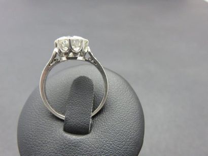 Bague platine ornée au centre d'un diamant...