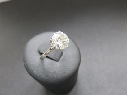 Bague platine ornée au centre d'un diamant...