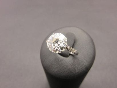 Bague platine ornée au centre d'un diamant...
