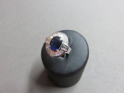Bague or gris 750 millièmes ornée au centre...