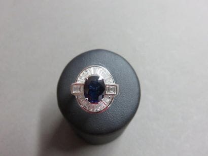 Bague or gris 750 millièmes ornée au centre...