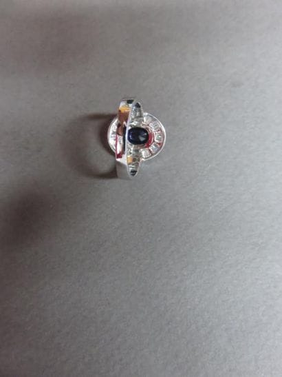 Bague or gris 750 millièmes ornée au centre...