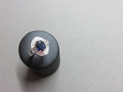 Bague or gris 750 millièmes ornée au centre...