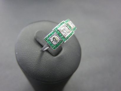 Bague or gris 750 millièmes ornée de trois...