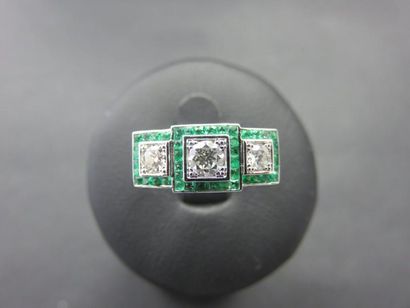 Bague or gris 750 millièmes ornée de trois...