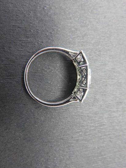 Bague or gris 750 millièmes ornée de trois...