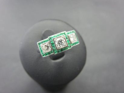 Bague or gris 750 millièmes ornée de trois...
